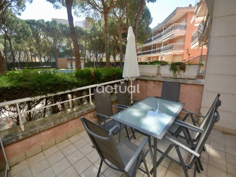 Rental apartment with barbeque, pool & yard — photo 4