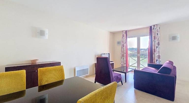 Serviced apartment with pool & yard | Perfect for remote work in Amboise