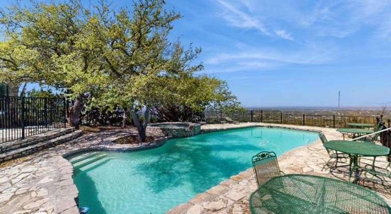 Spacious vacation home with pool | Dogs allowed — photo 5