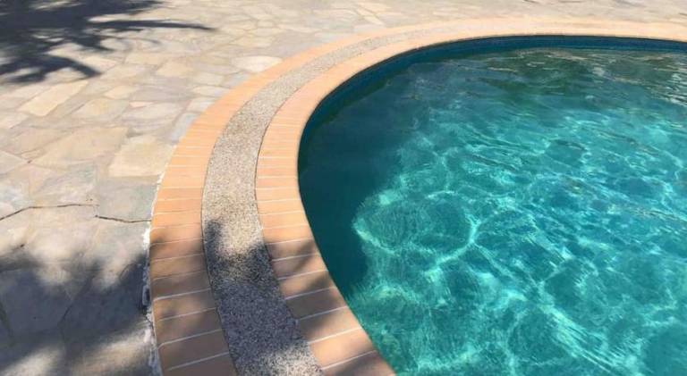 House with pool — photo 5