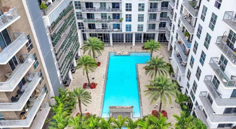 Apartment with pool & jacuzzi — photo 3