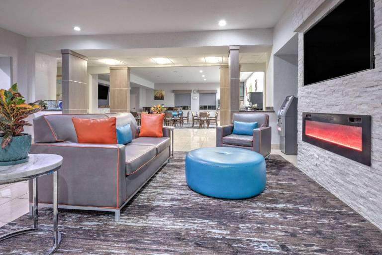 La Quinta Inn & Suites by Wyndham Alvarado — photo 4