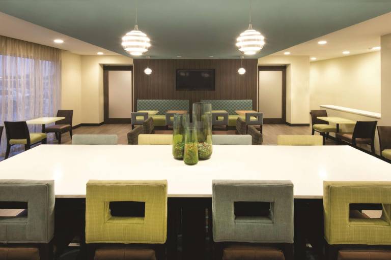 La Quinta Inn & Suites by Wyndham Artesia — photo 4