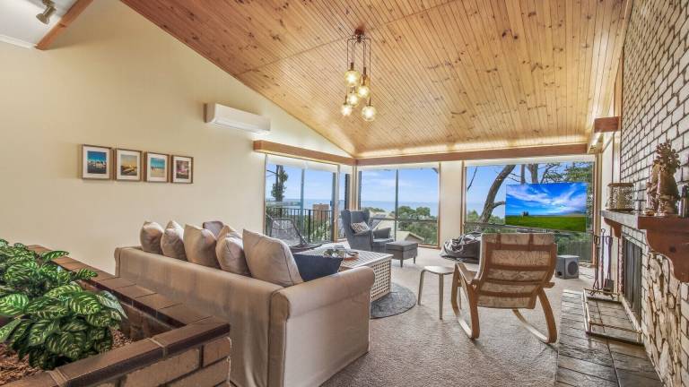 House Lake Tyers Beach