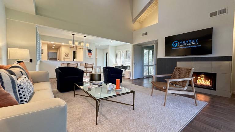 Children-friendly beautiful condo with garden, BBQ & heated pool | Mountain view | Pet-friendly — photo 4