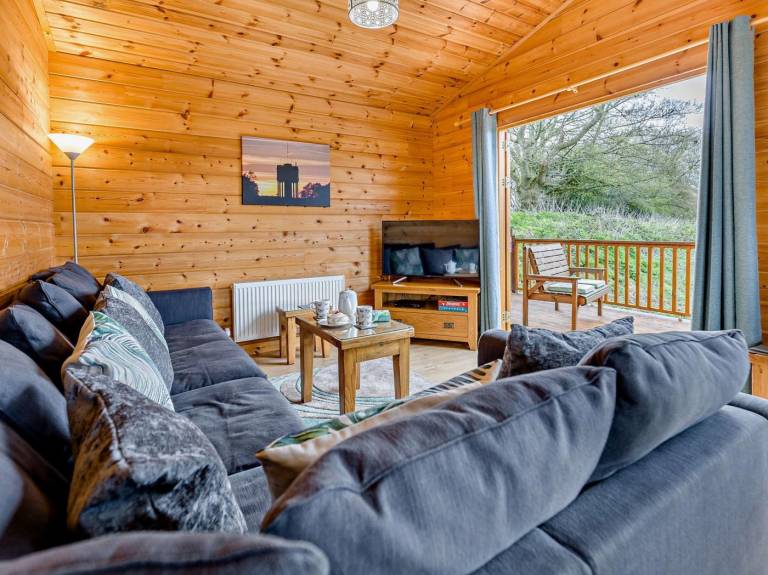 Lodge with yard, hot tub & BBQ — photo 3