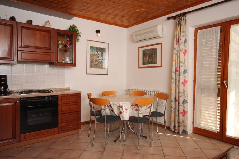 Apartment with patio — photo 4