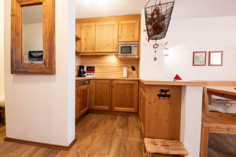 Spacious holiday apartment "Löwenzahn" in a quiet location in the holiday village Grainau — photo 2