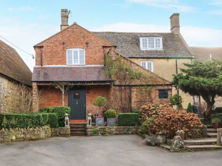 Cottage with garden in Warwick