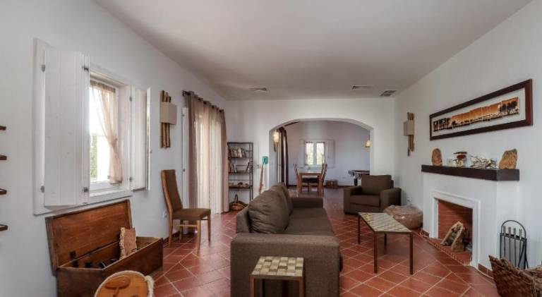 Villa with terrace, garden & pool — photo 3
