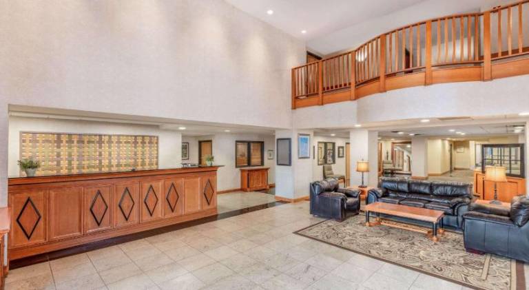 La Quinta Inn & Suites by Wyndham Garden City — photo 2