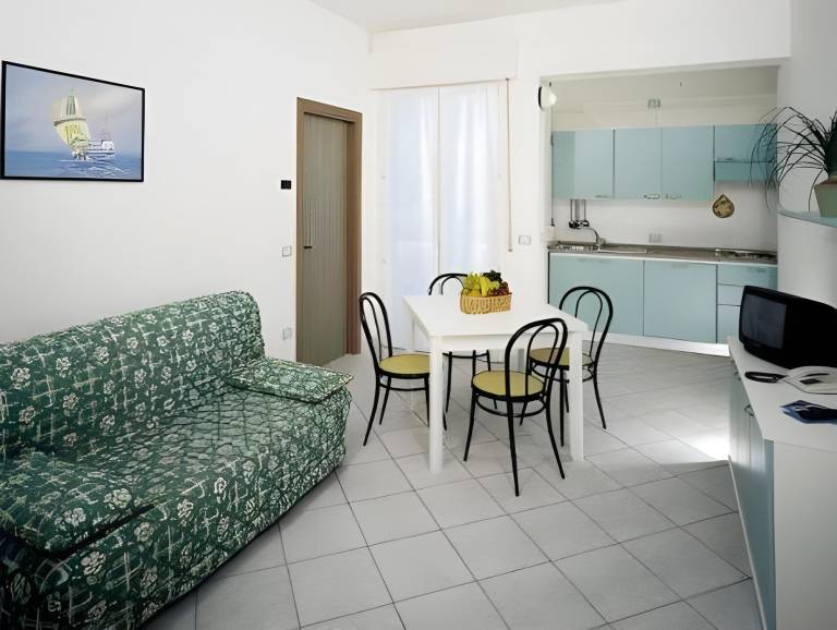 Beautiful serviced apartment with hot tub, patio & pool | Next to the beach | Pets are welcome — photo 2