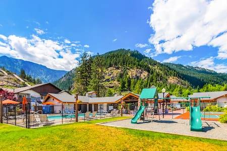 Pleasant vacation home with hot tub | Mountain view | Dogs allowed — photo 2