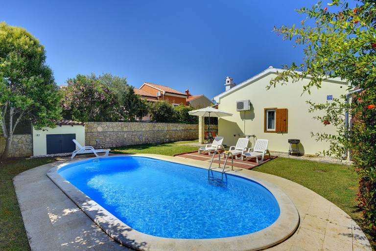 Charming Finca with pool just 500 meters to beach in Medulin