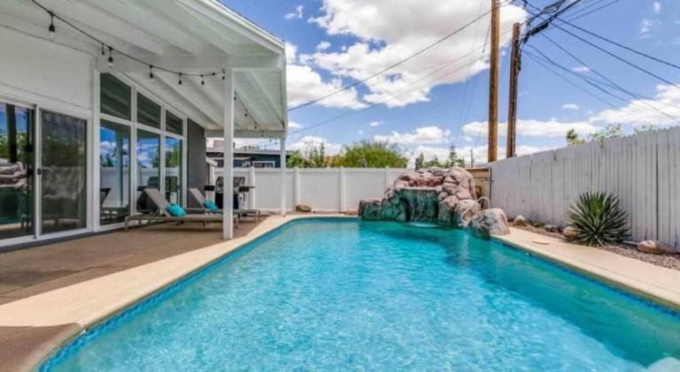 Vacation home with pool — photo 4