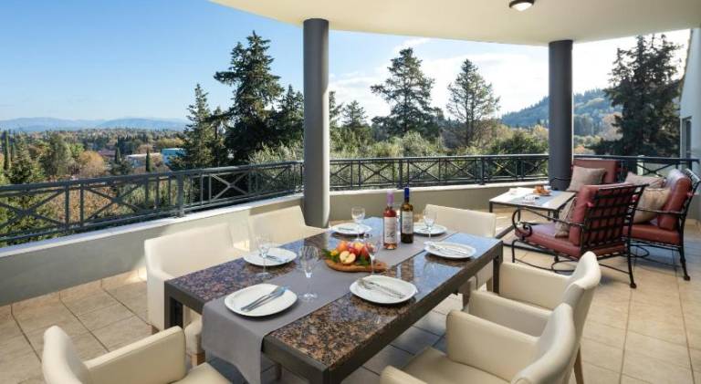 Fully equipped villa with barbecue, garden & private pool | Perfect for remote work | Pet-friendly — photo 3