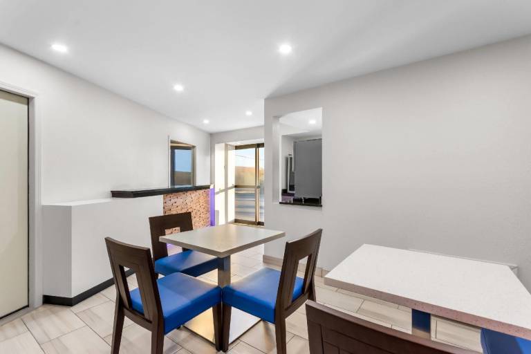 Days Inn by Wyndham Indianapolis East Post Road — photo 4