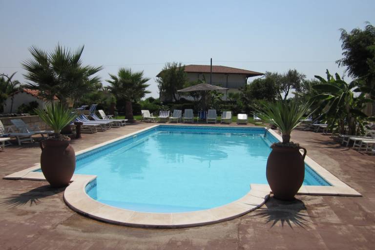 Apartment with pool, patio & yard | Beach nearby | Pets are welcome in Ricadi