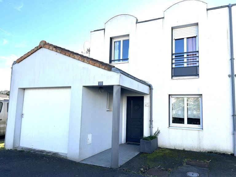 Renovated 3-BR House, WiFi, Near Beach & Center, Sleeps 7 in Saint-Gilles-Croix-de-Vie