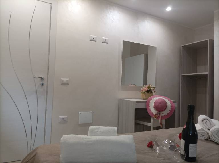 Rental apartment with terrace, garden & pool | City view — photo 3