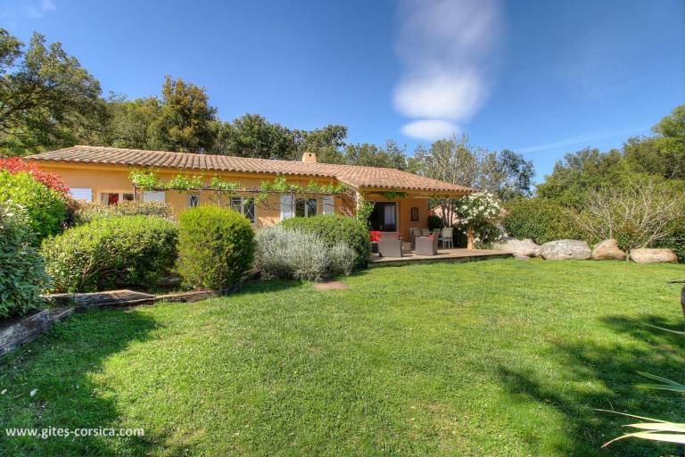 Gite with heated pool, BBQ & patio | Mountain view — photo 3