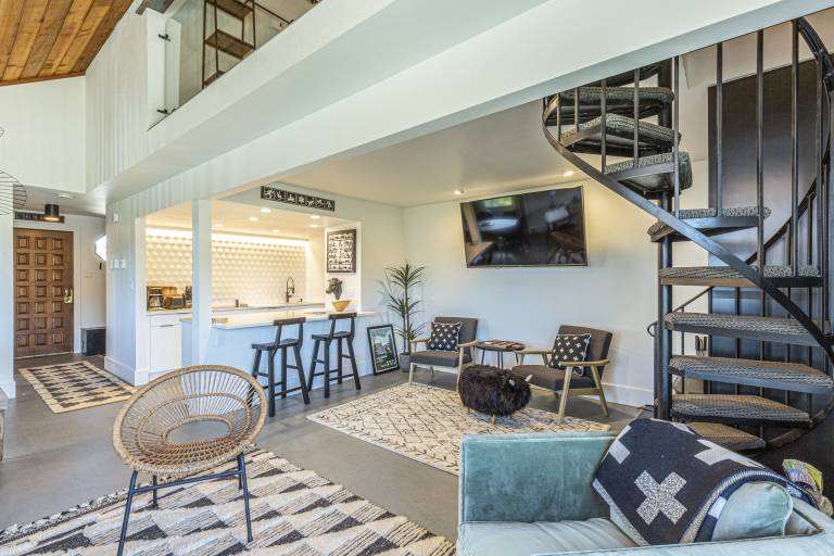 Family-oriented nice condo with jacuzzi, heated pool & fast internet | Mountain view | Next to the ski | Pets allowed — photo 4