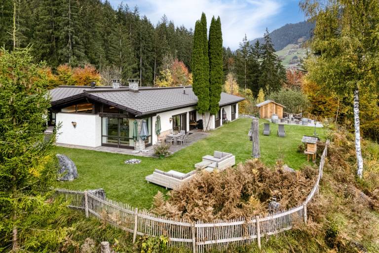 Vacation home with BBQ & yard | Garden view — photo 3