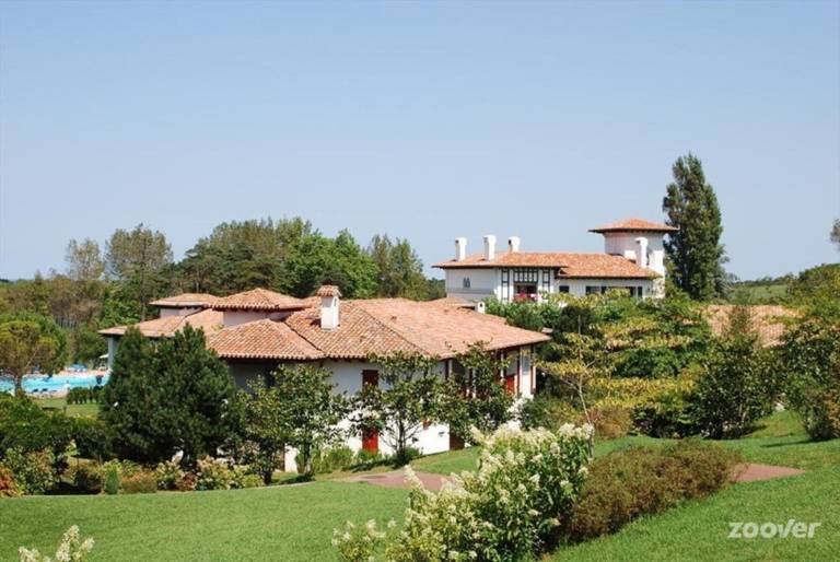 Apartment with pool & terrace | Garden view — photo 4
