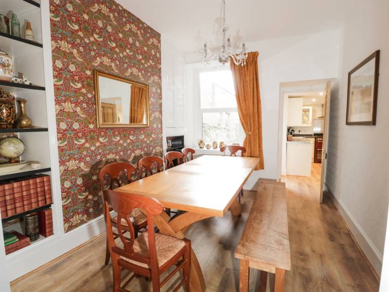 Cottage with garden — photo 4