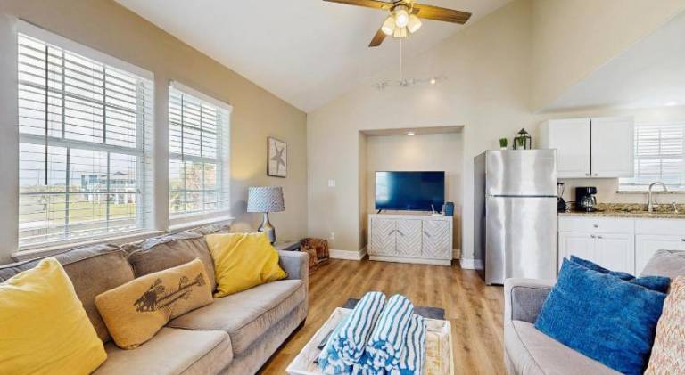 Fully equipped pleasant house with BBQ, pool & patio | Next to the beach | Suitable for remote work | Pets allowed in Galveston, TX