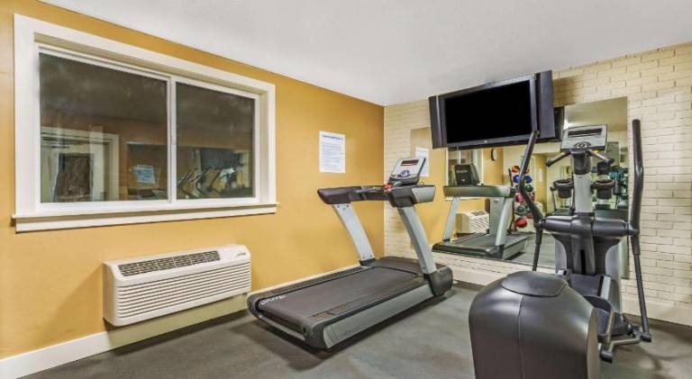 Days Inn & Suites by Wyndham Logan — photo 4