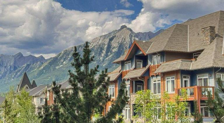 Holiday apartment with pool & hot tub in Canmore, AB