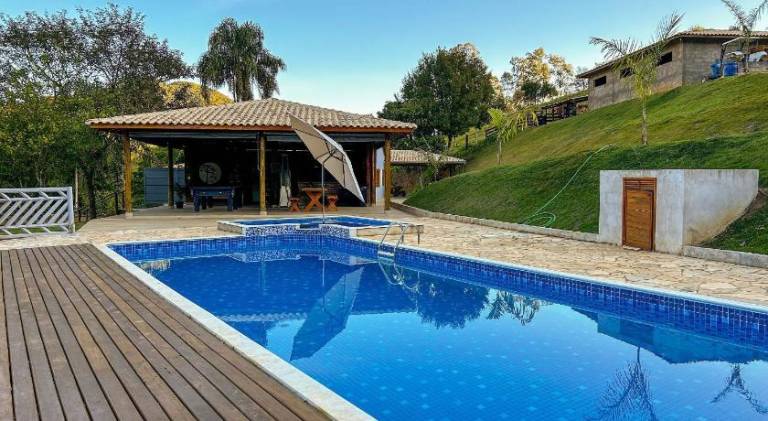 Chalet with BBQ & pool — photo 3