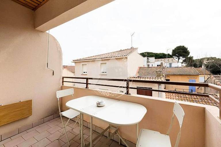 Apartment with patio — photo 3