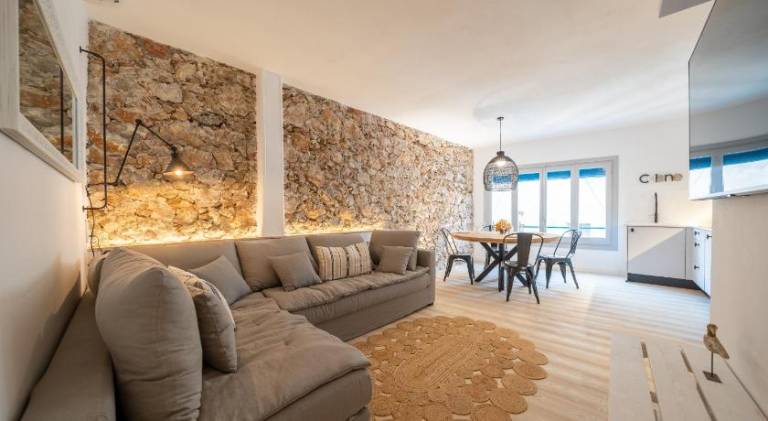 Holiday apartment with patio & private pool in L'Escala