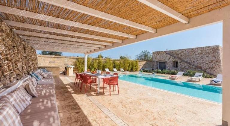 Villa with pool — photo 4