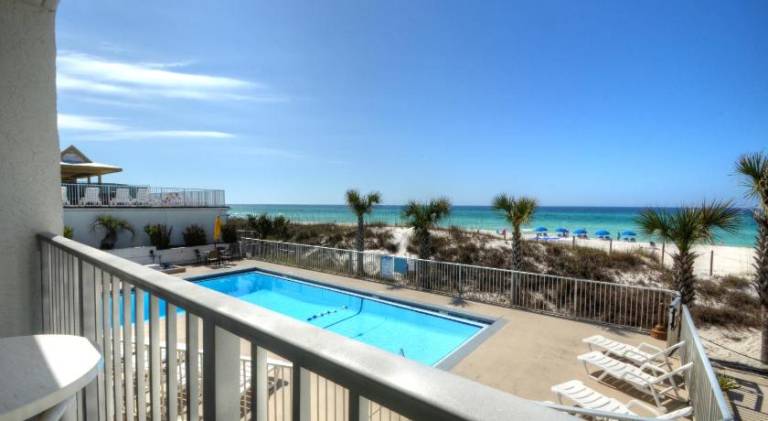 Rental apartment with jacuzzi, patio & grill — photo 4