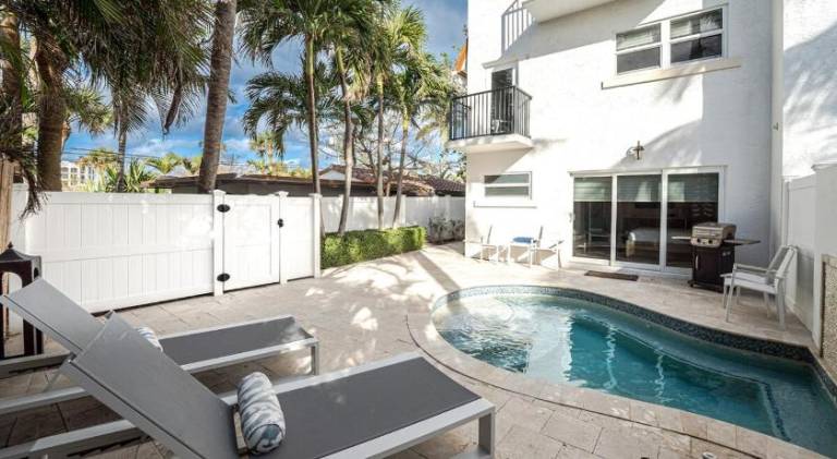 House with pool — photo 3