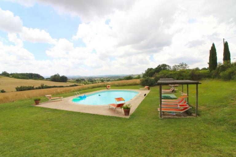 Holiday apartment with pool, grill & garden — photo 2