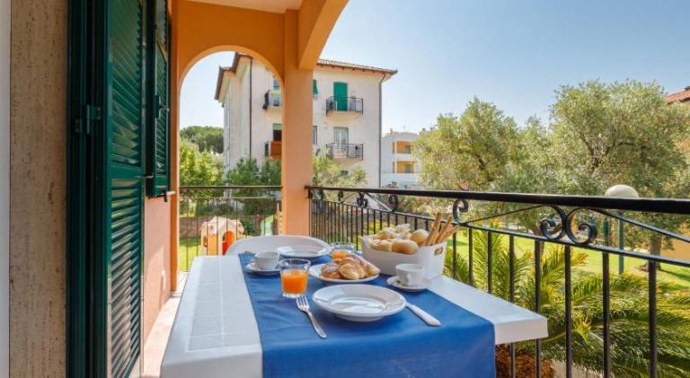 Holiday apartment with patio, pool & garden | Pet-friendly — photo 2