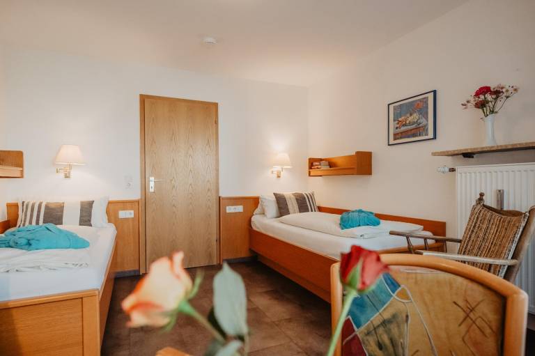 Zweibettzimmer mit Balkon neu renoviert