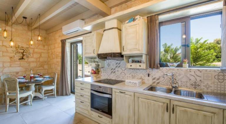 Fully equipped charming villa with patio, barbeque & private pool | Beach nearby | Dogs allowed — photo 4