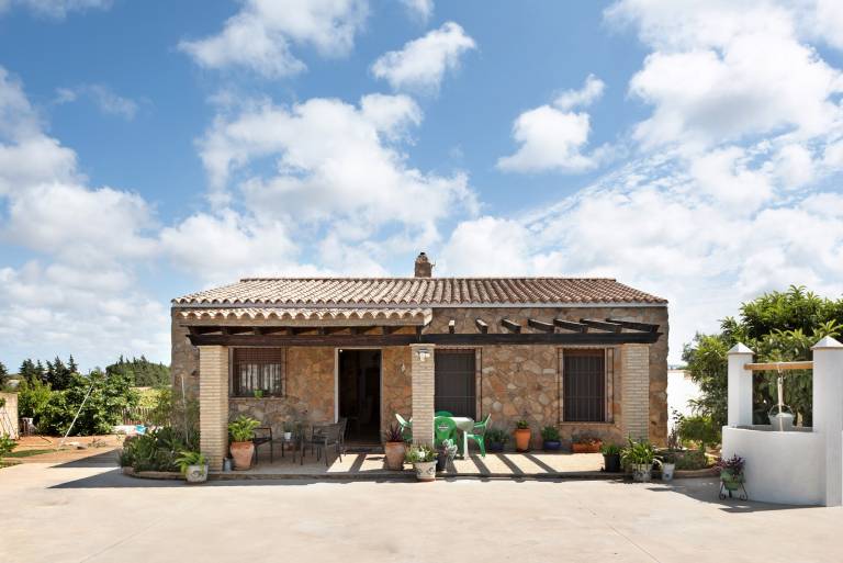 Fully equipped charming house with grill, fast internet & private pool | Garden view | Pet-friendly — photo 3