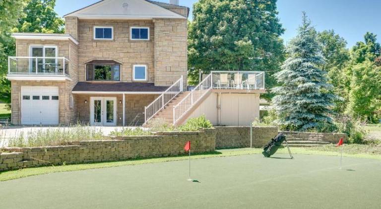 Ample vacation home with jacuzzi & sauna | Dogs allowed in The Blue Mountains, ON