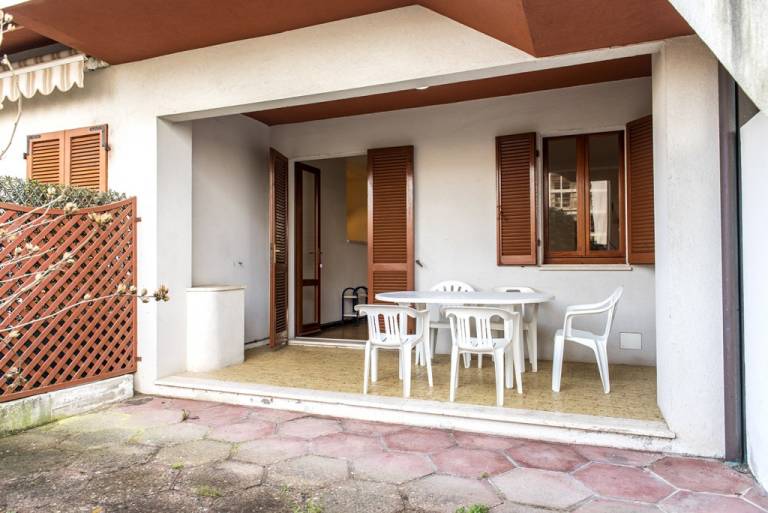 Holiday apartment with yard | Garden view — photo 2