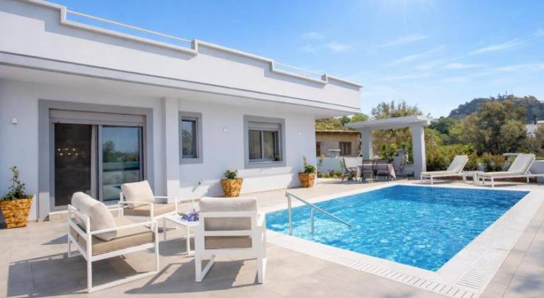 Fully equipped villa with jacuzzi, patio & private pool | Pets are welcome — photo 3