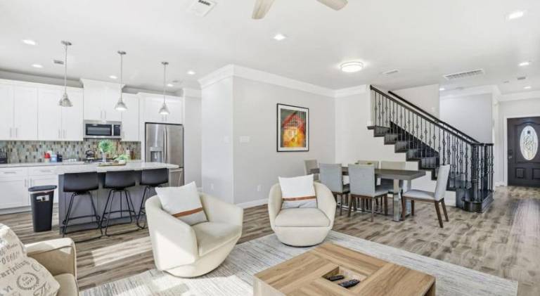 O22B Southwest Houston 1BR King Bed Pet Friendly Fast WiFi in Stafford, TX