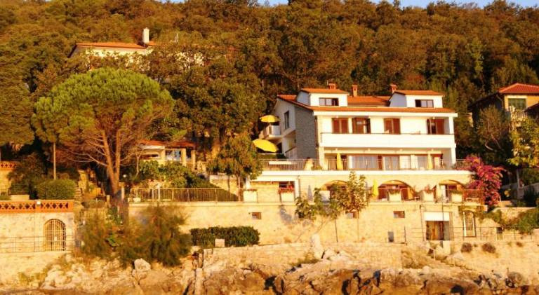 Nice holiday apartment with sauna, yard & pool | Next to the beach | Pets allowed in Moscenicka Draga