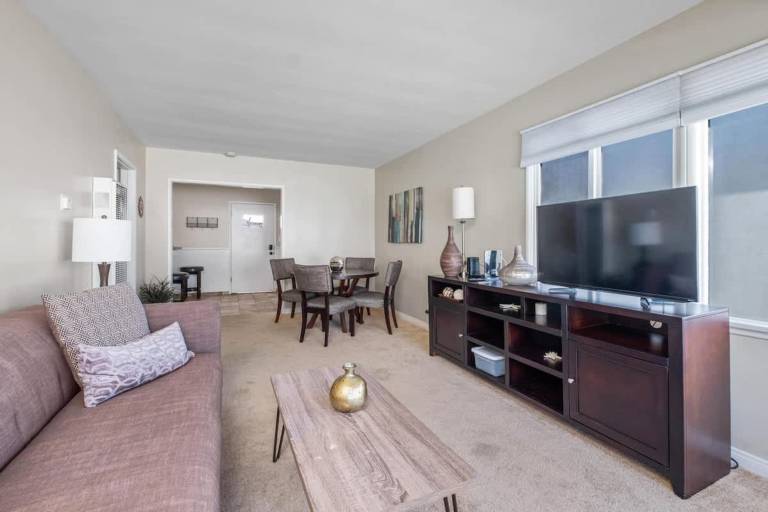 Beachside Apt with Laundry AC Patio