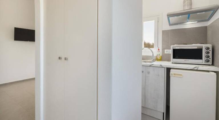 Apartment with yard & terrace — photo 2